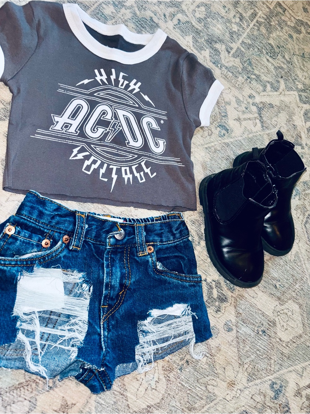 Curated Outfit Custom Reworked Levi Shorts - Picture 4 of 4